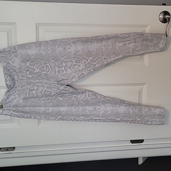 MTA Sport Pants - NWOT Athletic Capri Leggings